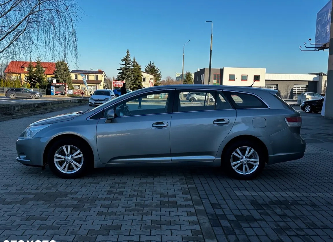 Toyota Avensis cena 29700 przebieg: 240000, rok produkcji 2009 z Radom małe 352